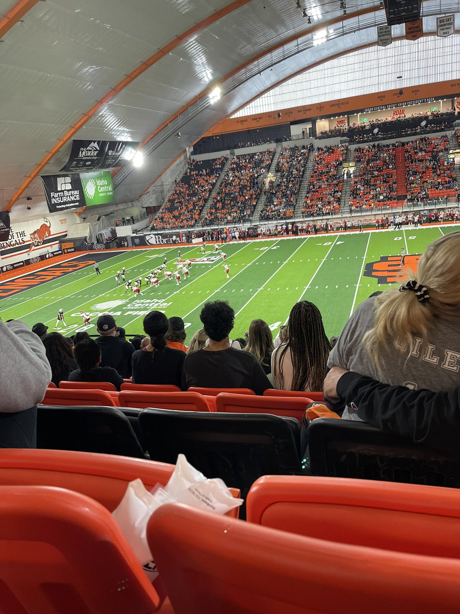 PaxtonTwiss's tweet photo. Thanks @CodyHawkins @ScottThiessen15 and @Devonking_21 for having me out to that crazy game! https://t.co/xR5xLav0j8