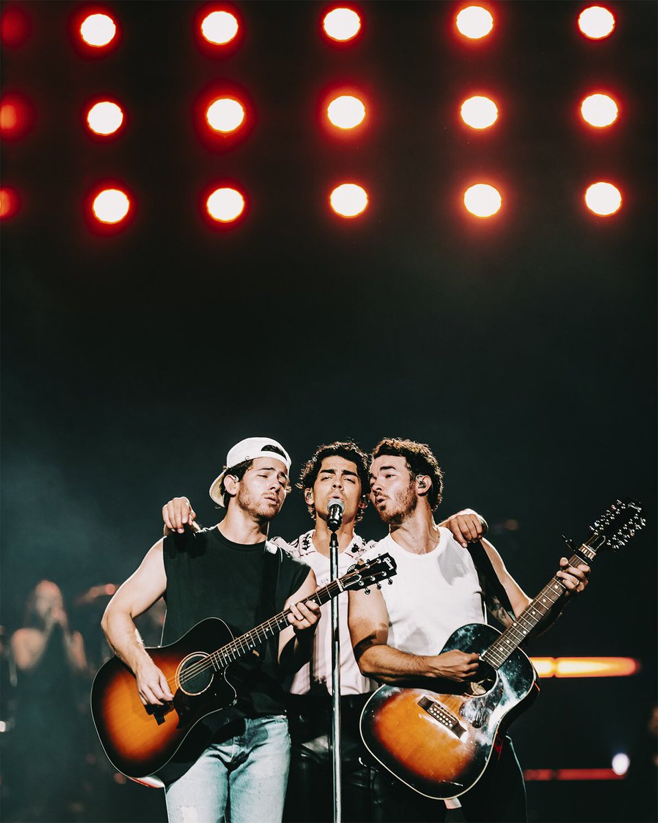 jonasbrothers's tweet photo. We feel so lucky that we get to do this each night with all of you. Thank you Miami for such a special show! https://t.co/tO24T5RBMb