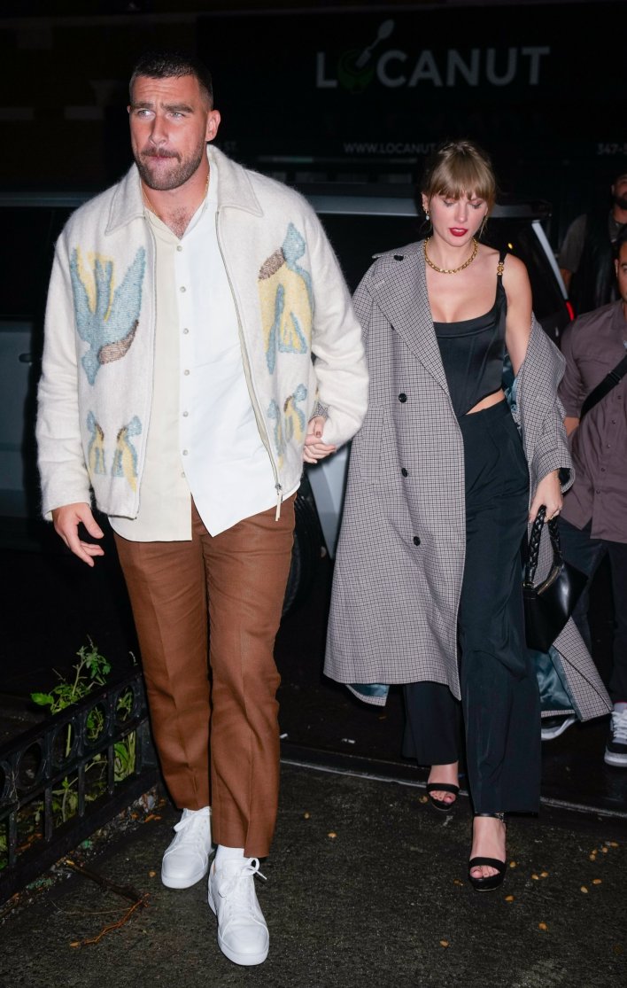 VenusMourn's tweet photo. wow if i had a nickel for every time a guy looked taller than Taylor Swift wearing heels, I'd have two nickels. Which isn't a lot, but it's weird that ut happened twice right??? https://t.co/6kt5gxB8cb