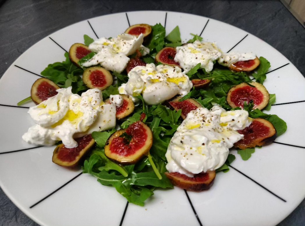 MiguelCallejaO's tweet photo. Una ensaladita de Rรบcula, Higos y Burrata para combatir los excesos del mediodรญa... Y a por la semana que entra ๐
#salad #ensalada #saladlover #saladlovers #fig #burrata #food #foodlover #foodtime #foodphotography #foodoclock #foodstyling #foodie #pistasGastrobloGGicas https://t.co/MBmVDohCEN