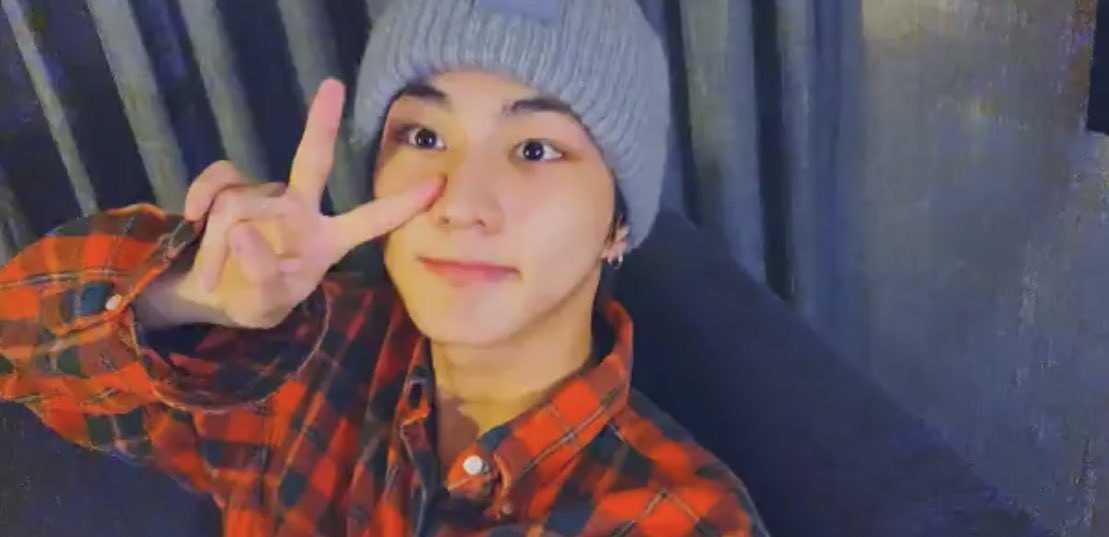 0215jaeyun's tweet photo. happy monday from jungwon. https://t.co/qYRAlOkDyK