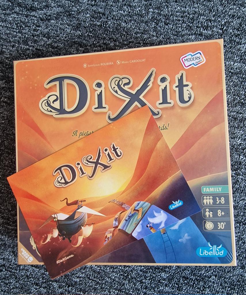 Delighted to have received this wonderfully imaginative game to play. It's called #dixit and it's perfect for a family games night! Thanks for getting me hooked <a href="/ComeRound/">Come Round</a> and <a href="/UnboxNowUK/">Unbox Now UK</a>