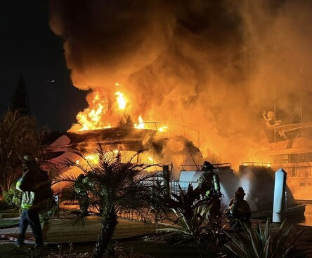 Super Yacht Burns in Fire at Fort Lauderdale Yacht Haven Marina
#OutNews #YachtFire #YachtSalvage #YachtHaven #FortLauderdale #FireFighting #FireControl #BrowardSheriffFireRescue #SuperYacht #CheoyLee 
poweryachtblog.com/2023/10/super-…