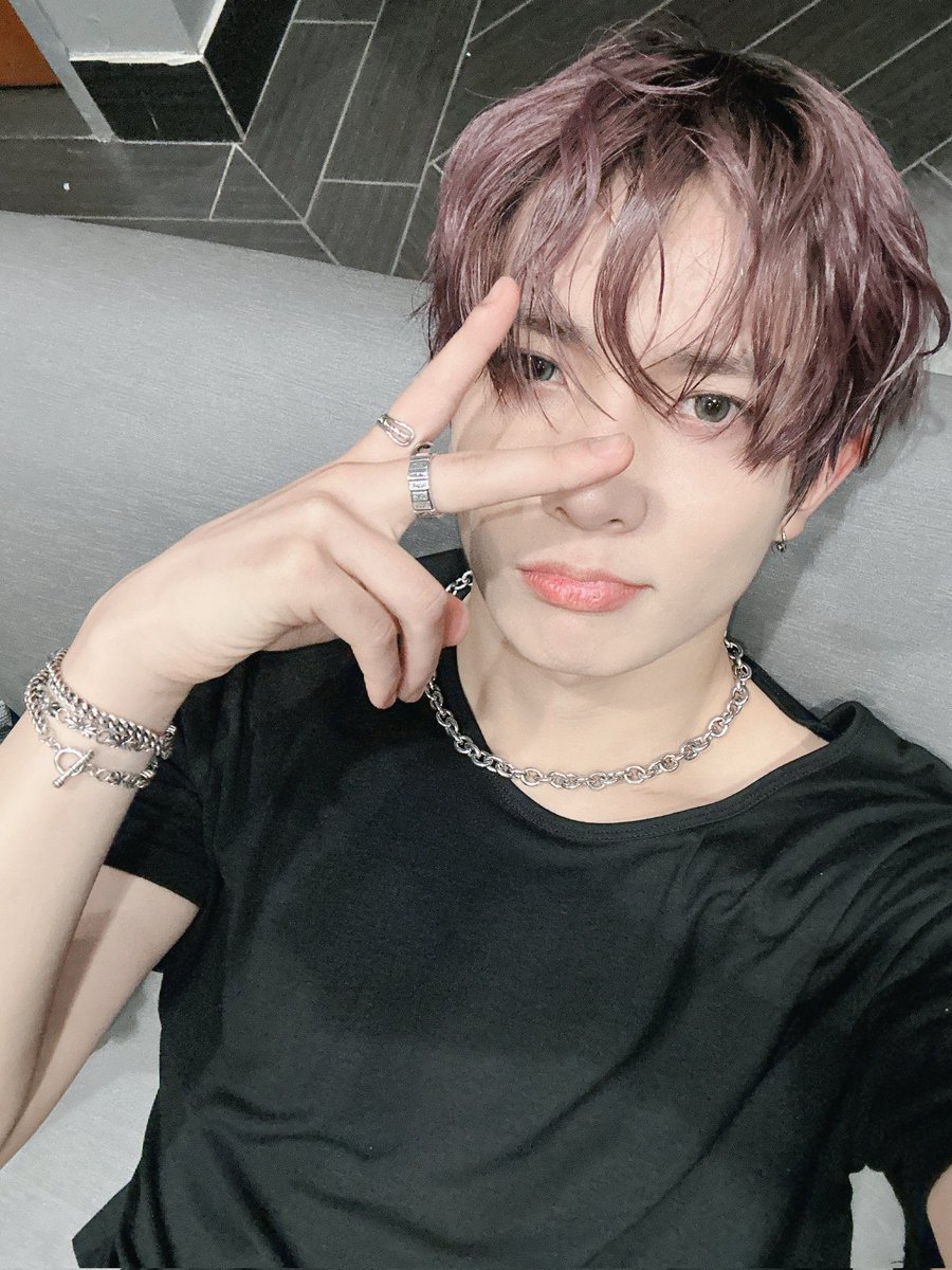 lee_violet14's tweet photo. é aniversário do amor da minha vida, o homem que é todinho meu e que eu amo intensamente pra todo o sempre, sem exceção alguma. O homem mais perfeito do mundo com seus recentes 22 aninhos, é a coisa mais linda do mundo e da minha vida, é o meu homem e a minha vida todinha 💜💜💜 https://t.co/TTt5N98DFj