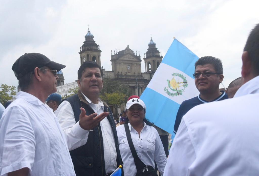 EmisorasUnidas's tweet photo. El exdiputado Estuardo Galdámez participa en la protesta contra los bloqueos que se desarrolla en la Plaza de la Constitución.

Vía: @noel_solis https://t.co/gzipofKBd6