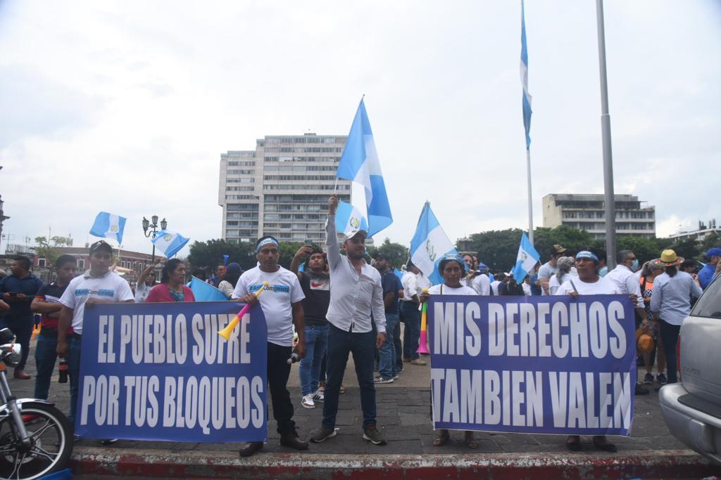 EmisorasUnidas's tweet photo. El exdiputado Estuardo Galdámez participa en la protesta contra los bloqueos que se desarrolla en la Plaza de la Constitución.

Vía: @noel_solis https://t.co/gzipofKBd6