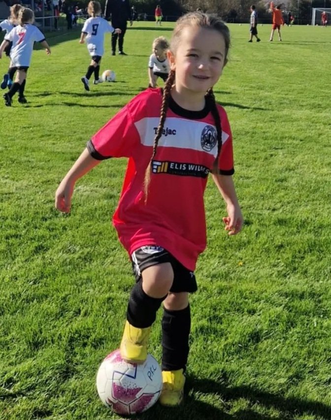 trefutd's tweet photo. @m_griffiths92 @cpdpwllfc @WrexhamAFCWomen One of the little mascots for @cpdpwllfc at today's game ⚽️😊 https://t.co/fPbXsSYr6M