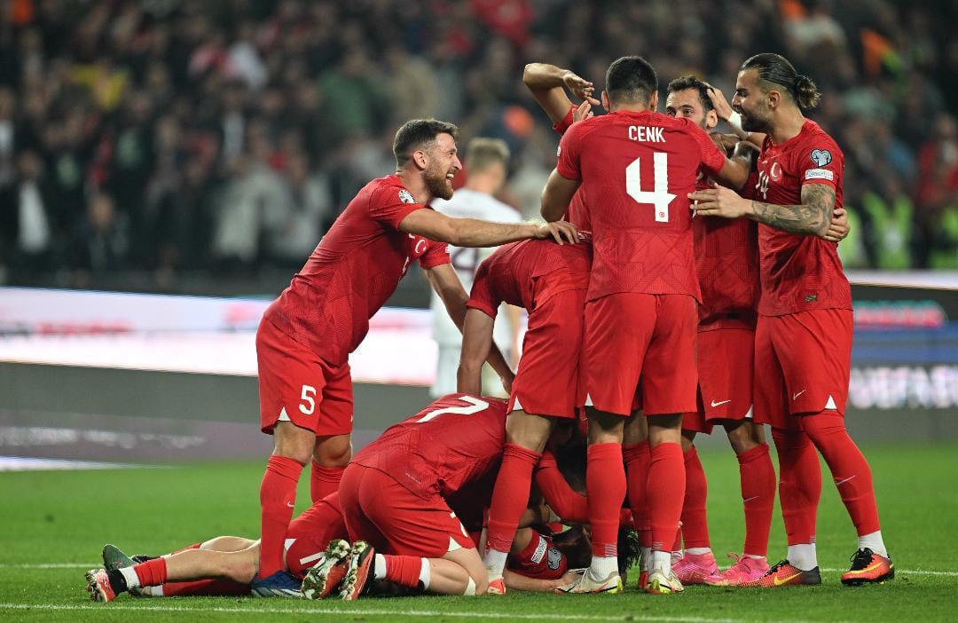 Bizlere bu büyük sevinci yaşatan A Milli Futbol Takımımızı yürekten kutluyorum. Bekle bizi Almanya 👏👏

Tebrikler #BizimÇocuklar 🇹🇷