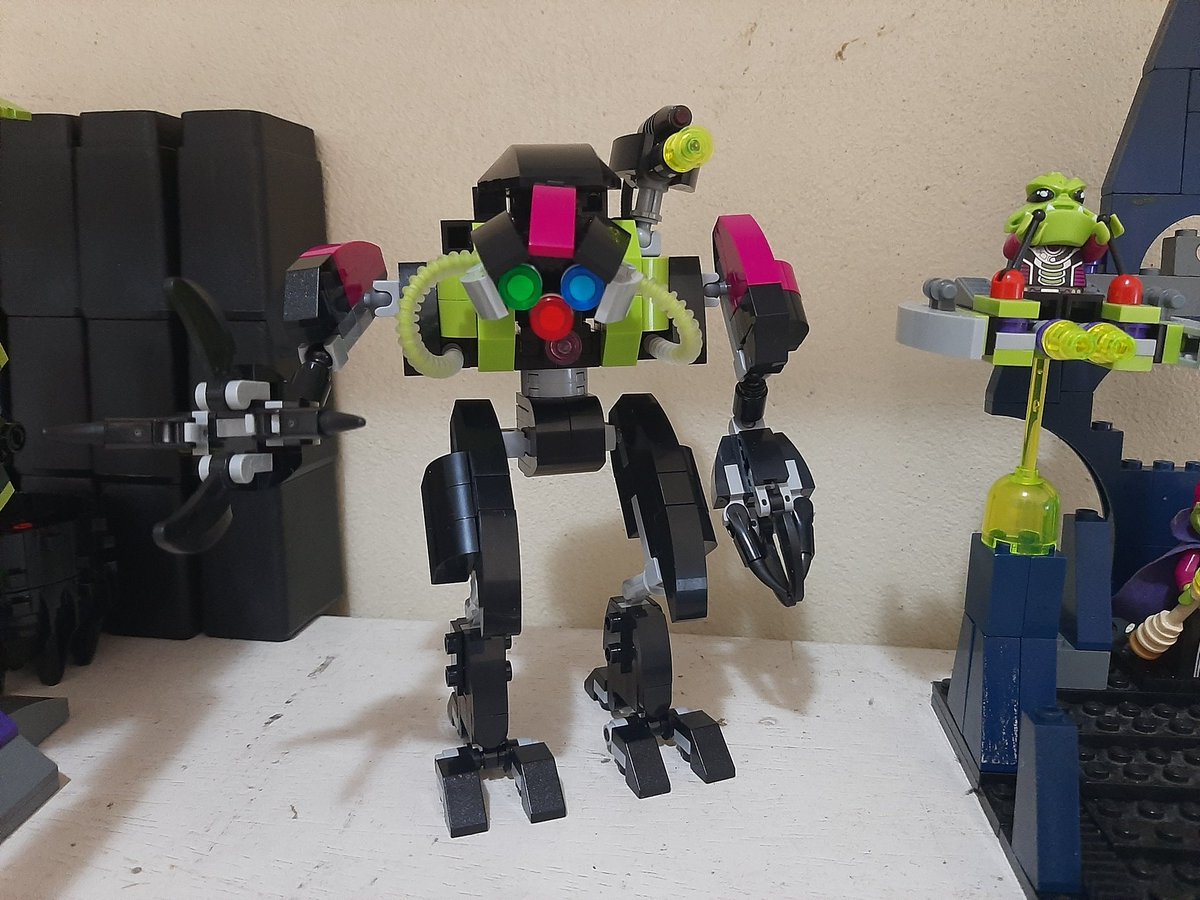 Cap_Muscovy's tweet photo. Received the pieces needed to complete the Alien Breacher and to build Commander Roark (Actually Robot that believes to be the fallen commander whose mind was transfered to mechanical body, his memories are nothing but a copy, the Alien Queen lied).
#LEGO #moc #AlienConquest https://t.co/D5UCxGFz3L