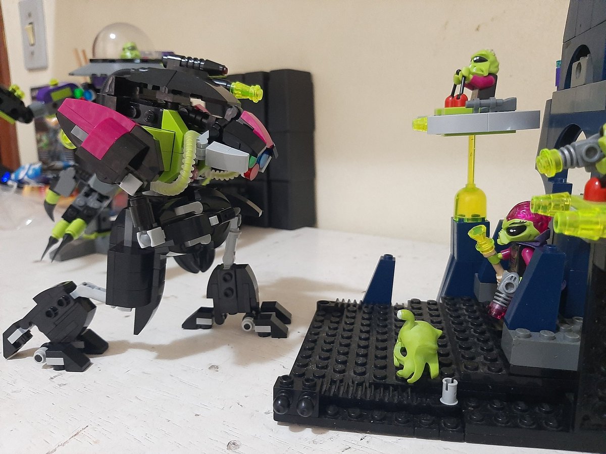 Cap_Muscovy's tweet photo. Received the pieces needed to complete the Alien Breacher and to build Commander Roark (Actually Robot that believes to be the fallen commander whose mind was transfered to mechanical body, his memories are nothing but a copy, the Alien Queen lied).
#LEGO #moc #AlienConquest https://t.co/D5UCxGFz3L