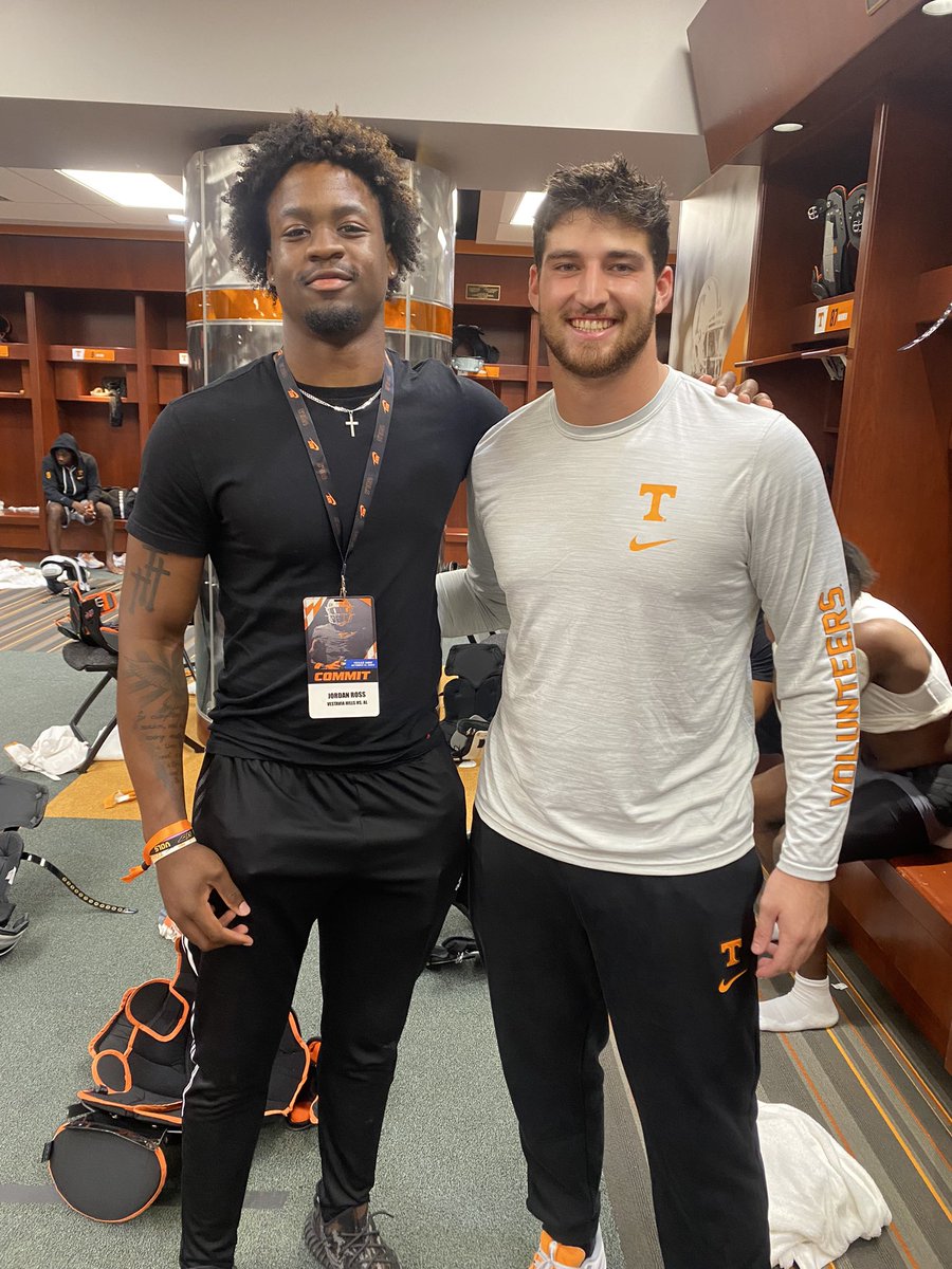 jrr0ss_5's tweet photo. Glad to be a VOL🍊🍊🍊
@1rebelfootball https://t.co/RzaH7Yu04Y