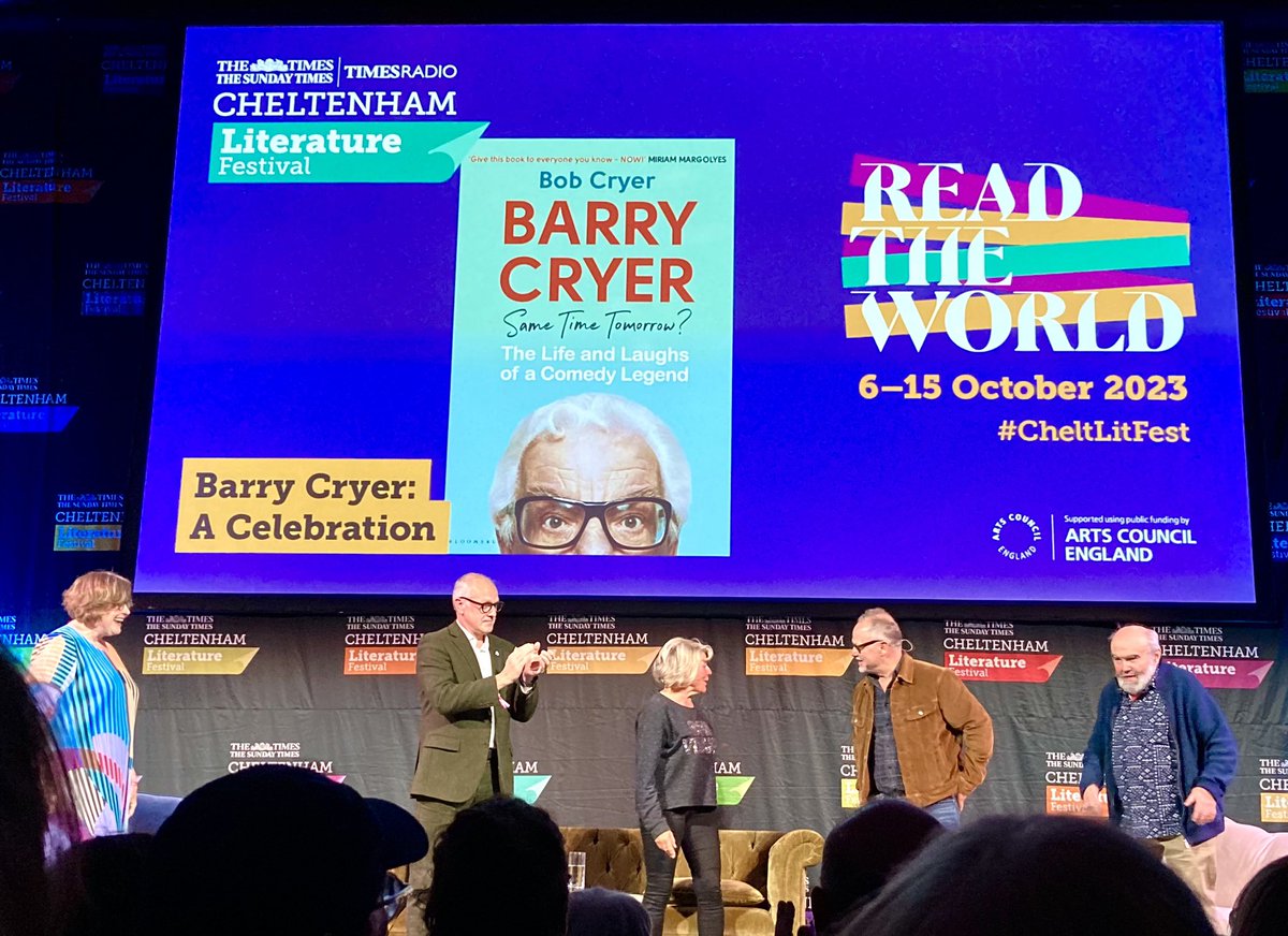 MaggyPigott's tweet image. Memories of #BarryCryer - ‘comedic royalty’, jokes and anecdotes supremo over 6 decades - celebrated at #CheltLitFest by a panel including his son Bob,  #JackDee &amp;amp; #AndyHamilton
😂😂

Showing my age, we saw him at his last #EdFringe show in 2018 - he sang too!