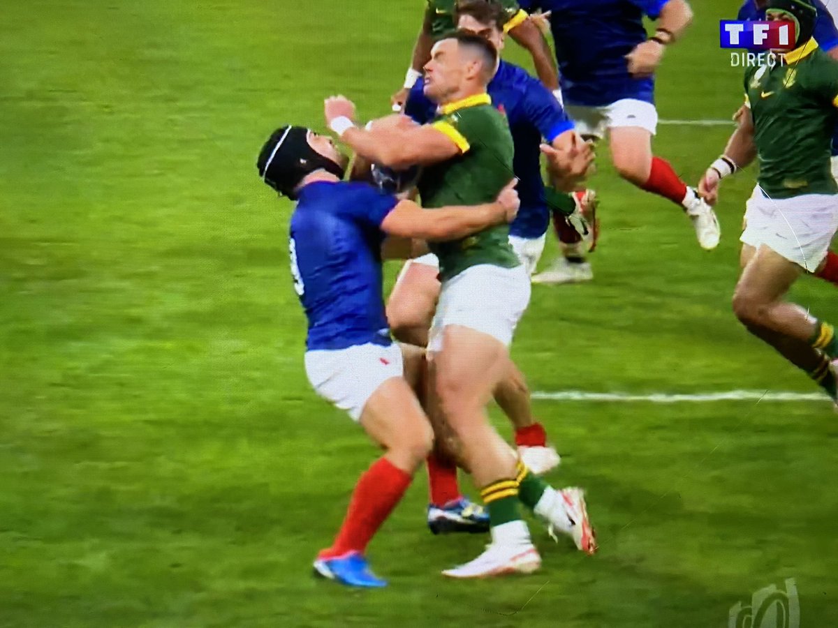 luc4s_mrc's tweet image. Comment tu peux arbitrer à ce niveau et ne pas siffler ça???
A mon avis, l&apos;arbitre est censé arbitrer du foot mais il s&apos;est retrouvé là par hasard c&apos;est pas possible autrement.#FRAvRSA