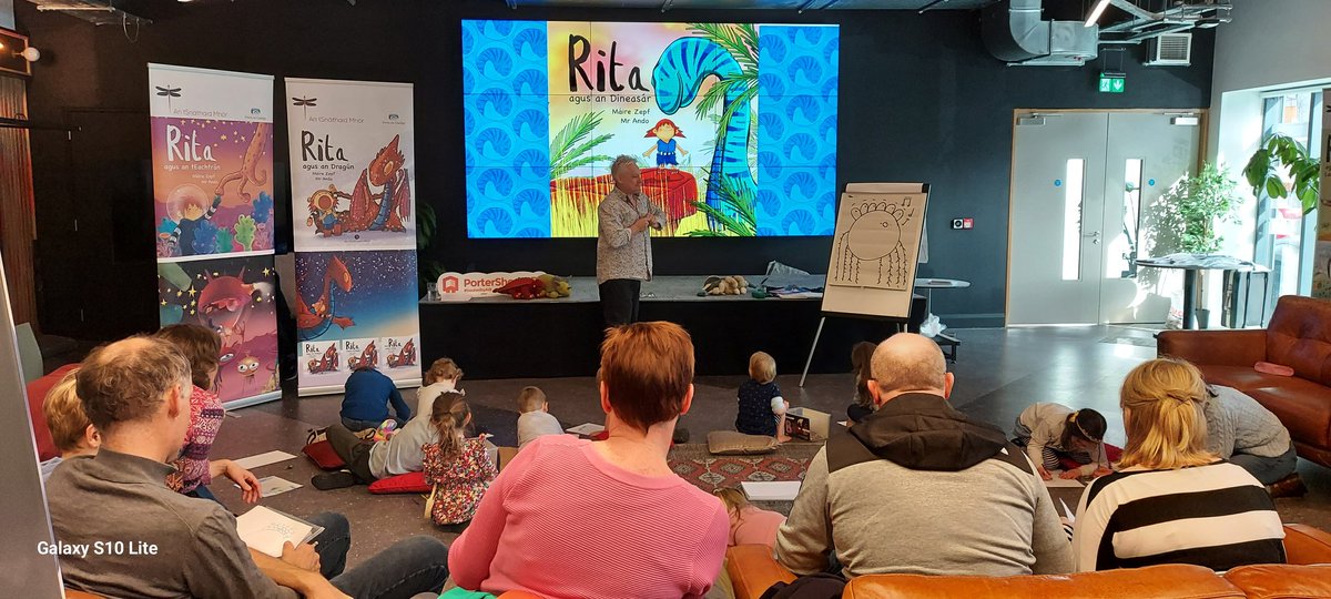 Day One at #babaro Festival in Galway completed with @andrewwhitson92. We were blown away by the Rita displays in @ByrnesBooks & had a gorgeous session in the Portershed. Ag dúil le Lá a Dó amárach sa Taidhbhdhearc! 🦖🦕