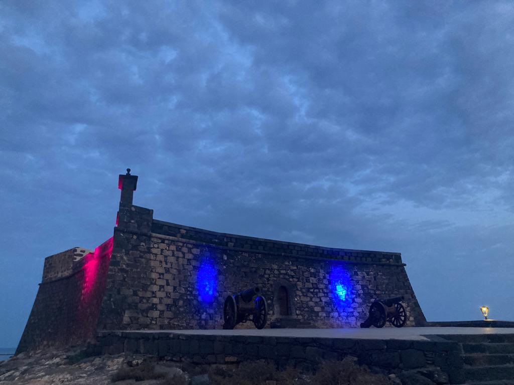 Castillo de San Gabriel Lanzarote empezando su iluminacion por el Día del Recuerdo. Gracias ⁦@aytodearrecife⁩ por visibilizar y ayudar a sensibilizar #dueloperinatal #NacisteYTeRecuerdo