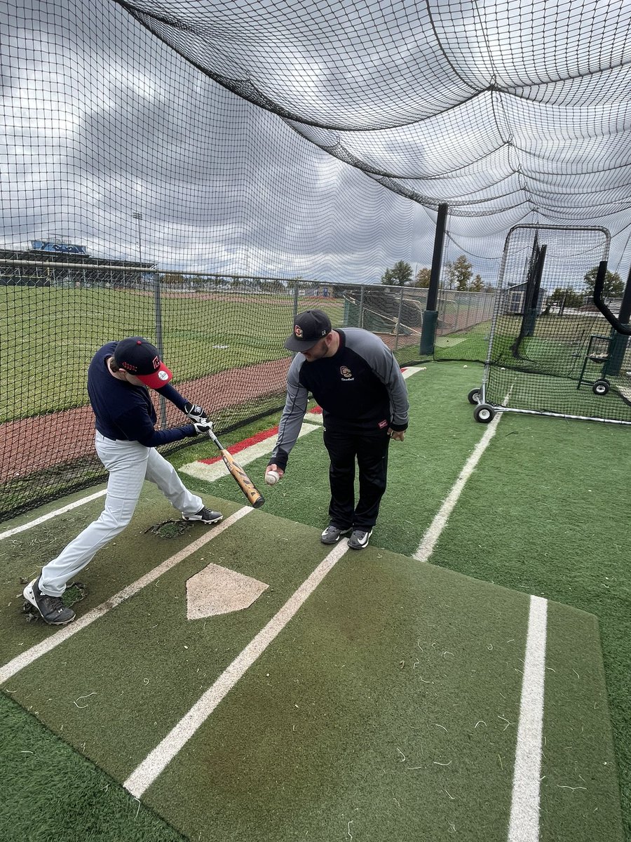 APGunn33's tweet photo. Big thanks to @CoachGriff24 and @Coach_Ray18 for coming out this morning. Cold didn't stop us from getting better! Always great having them out and sharing their knowledge. #FallClinic https://t.co/t08EHhTxAp