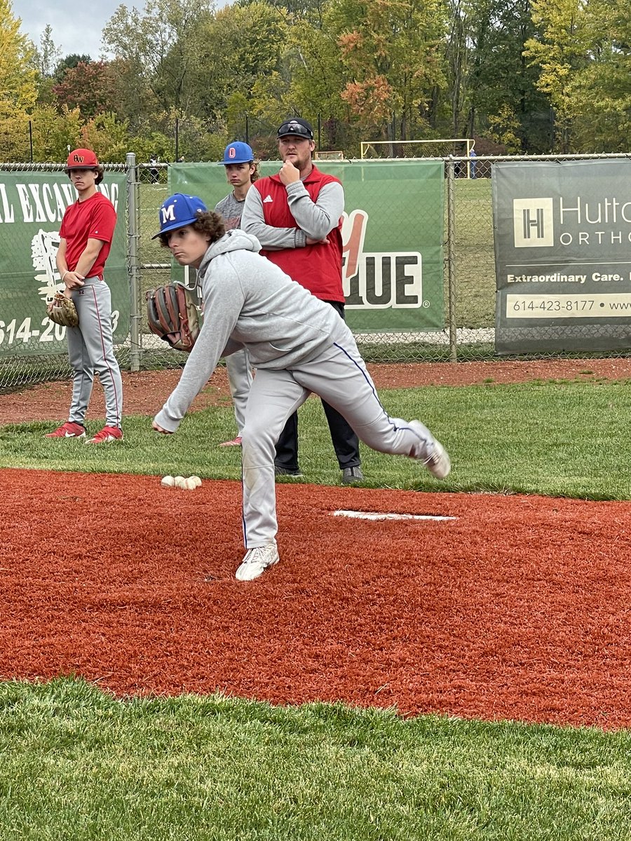 APGunn33's tweet photo. Big thanks to @CoachGriff24 and @Coach_Ray18 for coming out this morning. Cold didn't stop us from getting better! Always great having them out and sharing their knowledge. #FallClinic https://t.co/t08EHhTxAp