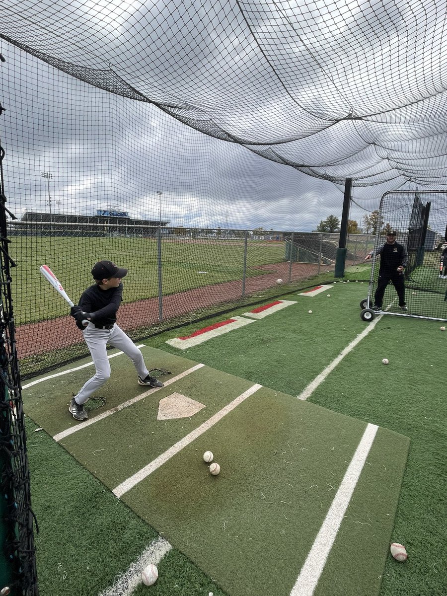 APGunn33's tweet photo. Big thanks to @CoachGriff24 and @Coach_Ray18 for coming out this morning. Cold didn't stop us from getting better! Always great having them out and sharing their knowledge. #FallClinic https://t.co/t08EHhTxAp