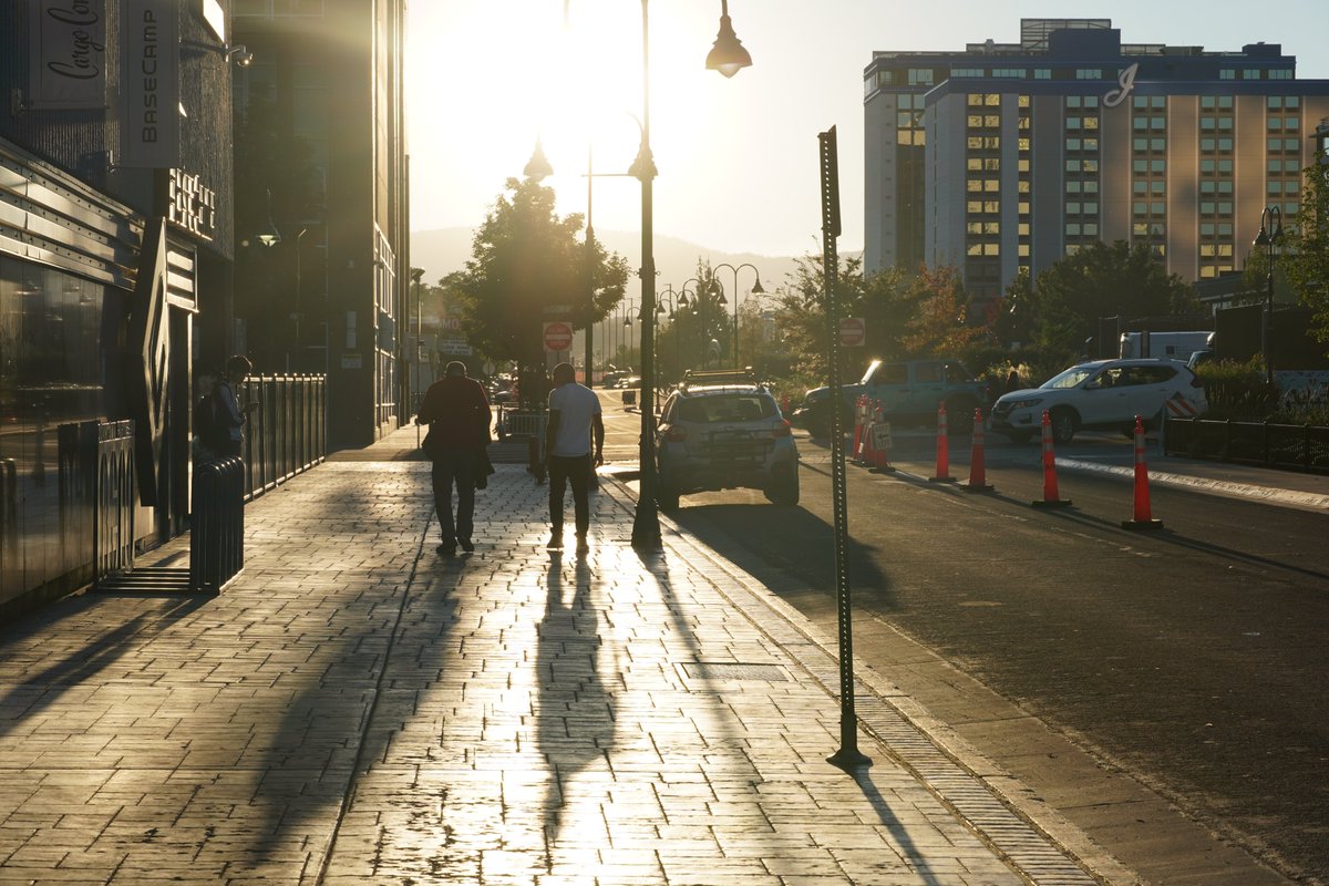 OurTownReno's tweet photo. October #streetphotography in downtown Reno from from those enjoying themselves to those hustling, from iconic landmarks and beautiful evenings in #downtownreno #renostreets #renonv #renonevada #biggestlittlecity More from this series on our affiliated BiggestLittleStreets IG https://t.co/lGHzwOfWai