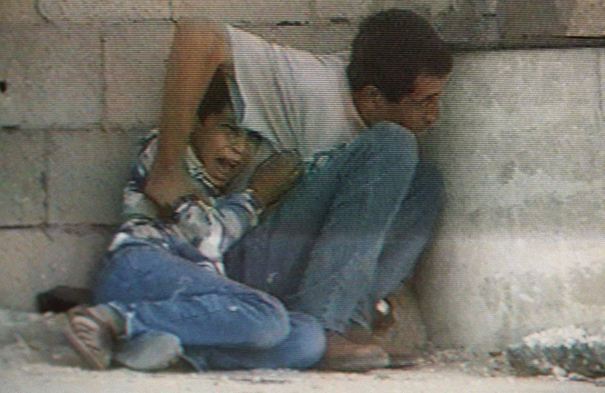 ABO10M's tweet photo. والد الشهيد محمد الدرة يودع أشقاؤه
هذا الوحش يعرف كيف يغرس كفه في نفس الجرح مرتين..
ماتوا الأولاد .. الصبر لقلوبكم
#อิสราเอลฮามาส #غزة_تزحف_الى_القدس #PalestineGenocide #الإجتياح_البري #غزة_الآن #هزة_أرضية #محمد_بن_سلمان #جاهزون_يا_فلسطين #الله_حليم_ستار_ياهلال #لبنان #محمد_الدرة https://t.co/ACHYckBMyB