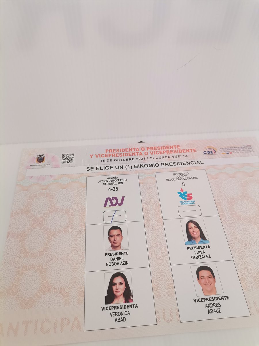 Lou_MariSol14's tweet photo. #DanielNoboa mi voto seguro https://t.co/MRN8eDNnIo