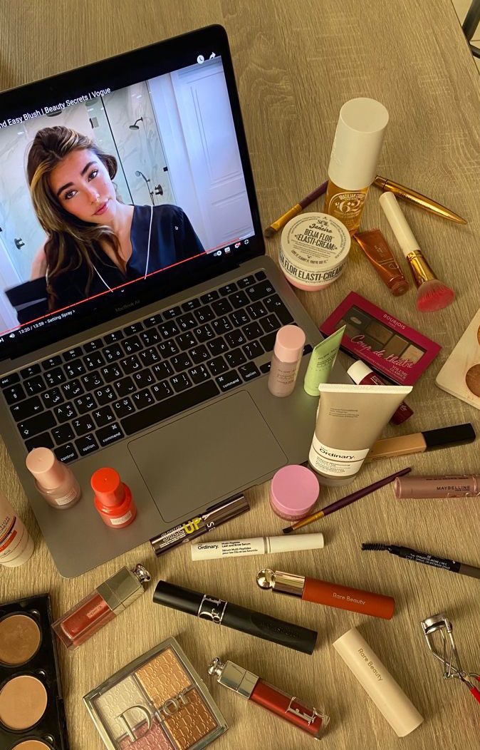 بنات يلا يلا كل وحدة تعطينا سر من أسرارها بالميكب او العناية يعني أي شيء تحسونه مفيد جربتوه … نبي كلنا نستفيد :