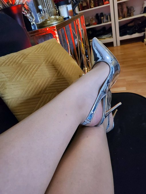 If you are awake and see this  we both know what that means. 😏 https://t.co/EWCRHoCrfw