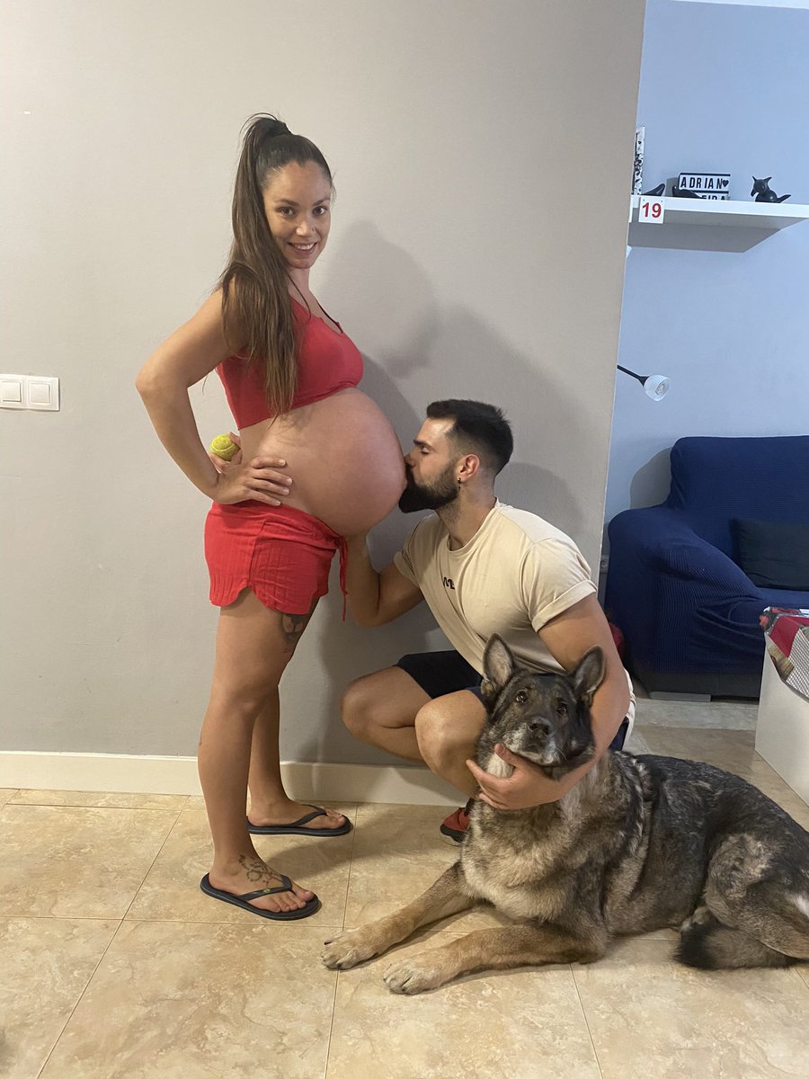 #NacisteYTeRecuerdo

Días antes de nacer en silencio. 
Mami, papi, Boston y Eyra ❤️❤️🐶⭐️