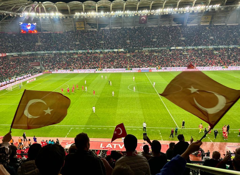 Letonya’yı 4-0 mağlup ederek 2024 Avrupa Futbol Şampiyonası’na katılmayı garantileyen A Milli Futbol Takımımız; Tebrikler, Teşekkürler.. 🇹🇷 Şehrimizde coşku seli oluşturdunuz.👏 Teşekkürler #BizimÇocuklar 🇹🇷 #EURO2024