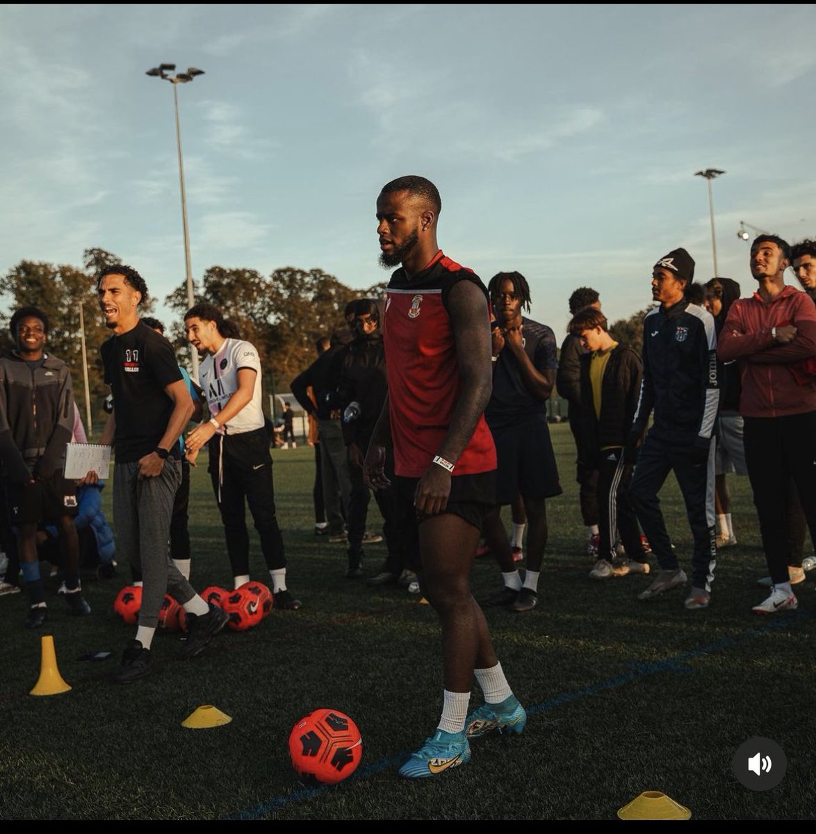 ShaqWhittz9's tweet image. BIRMINGHAM STAND UP❤️🤫 your boy went and balled out. Got to the finals won the first final for £1000 but then lost in the grand final for £5000 . We move im proud of myself and also putting brum on the map &amp;amp; a lot of more exposure for me🫶🏾#TopBaller #DialMeIn📞