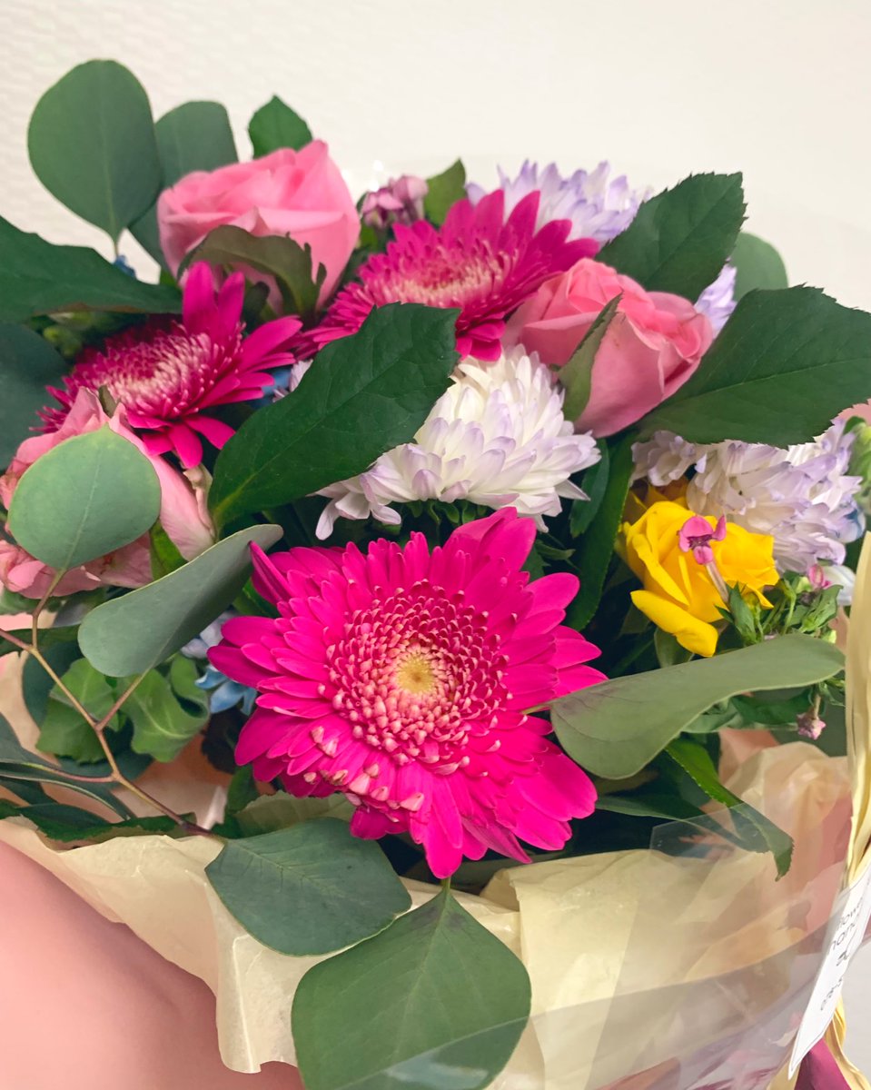 Mami96928867's tweet photo. I’m done with my last job on Friday. 
My coworker gave me presents and encourage messages.
My study abroad is going to start soon. https://t.co/OsDpSGgUgO