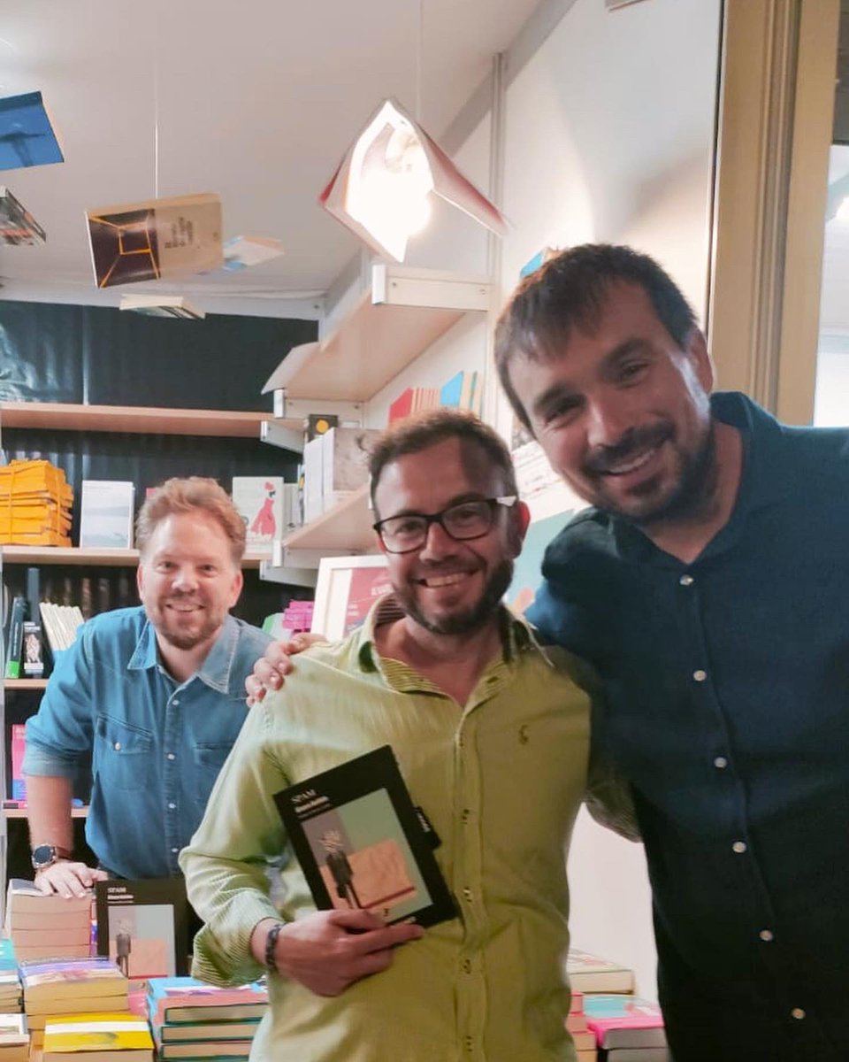 ciudadano_b's tweet photo. Gracias a toda la gente bonita que pasó ayer por la caseta de @librostraperos (la más chula de la @feriaLibroMurci) para saludar, charlar y llevarse un “Spam” para casa. Gracias también a los traperos, por acogerme, y por supuesto a #BoriaEdiciones por hacer realidad este libro. https://t.co/831c1PjBnv