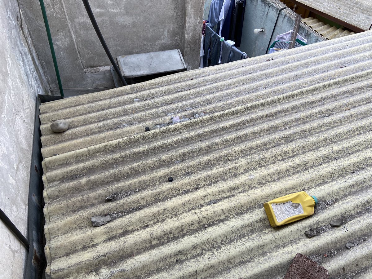 EmiliOrtga's tweet photo. @Ecatepec @FerVilchisMx @SS_Edomex @DSPyTEcatepec 
Mis vecinos llevan semanas aventando cosas a mi zoteguela
Hoy mientras estaba lavando mi ropa aventaron una botella de vidrio 
Por fortuna hay laminas pero también han echado piedras mientras mi madre lava su ropa https://t.co/K11M5uBGKp