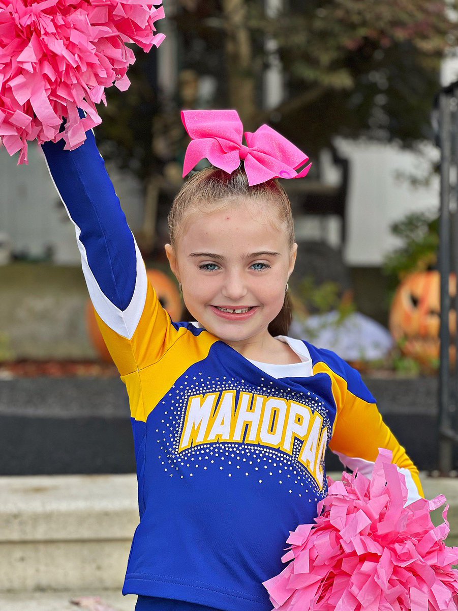 CaiteeDonovan's tweet image. In October we wear PINK.🩷
And Sunday’s are for CHEER 💙💛

#PacAttack #BreastCancerAwarenessMonth