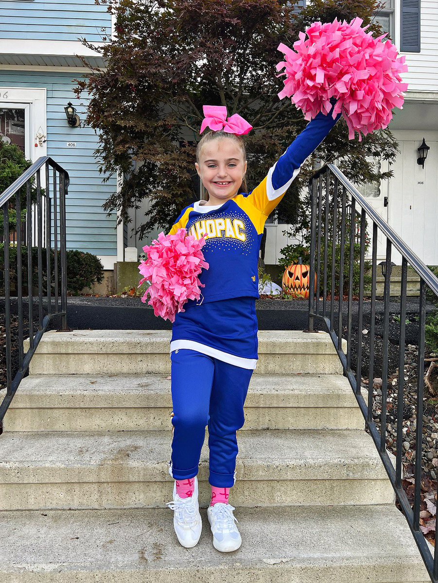 CaiteeDonovan's tweet image. In October we wear PINK.🩷
And Sunday’s are for CHEER 💙💛

#PacAttack #BreastCancerAwarenessMonth