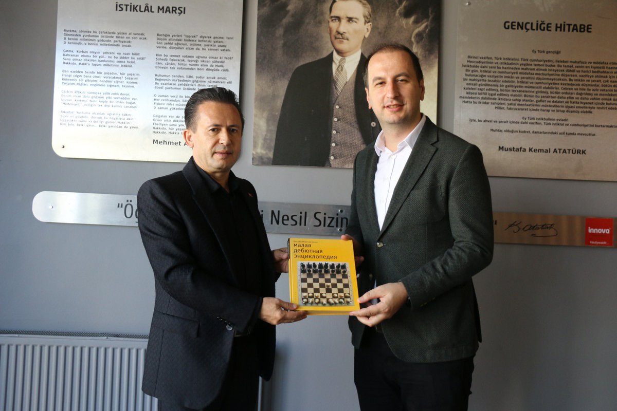 Tuzla Belediyesi Başkanı Sayın Dr. Şadi Yazıcı’ya satranç sporuna verdiği katkılardan dolayı teşekkür ederiz. #eğitimkentituzla #tuzlayaşatır <a href="/drsadiyazici/">Dr. Şadi Yazıcı</a> <a href="/TurkishChess/">Türkiye Satranç Federasyonu</a> <a href="/GlkzTulay/">Gülkız TULAY</a> <a href="/TSFistanbul/">TSF İstanbul</a>