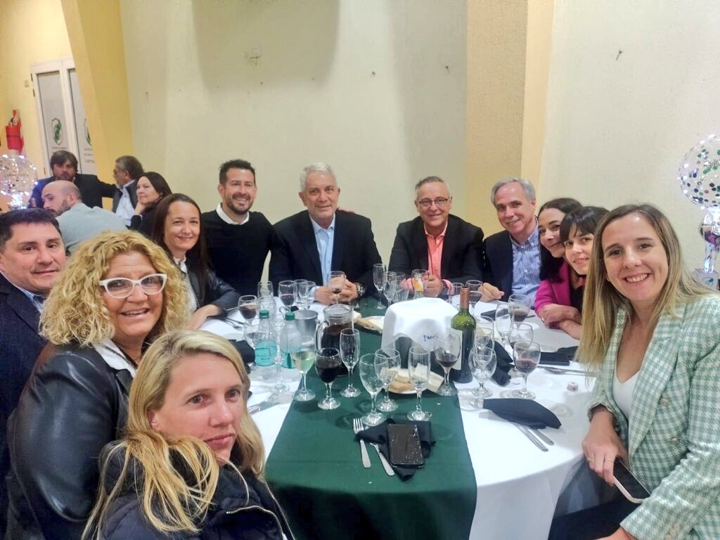 ¡Felices 87 años! ✨️

Anoche, compartimos la celebración aniversario de <a href="/CapitalChicaLH/">Club Capital Chica</a>. 🎂 Saludamos con afecto a todos los integrantes de esta gran institución de #LosHornos, que realiza una importante tarea social, deportiva y educativa en la zona sur de #LaPlata.  👏