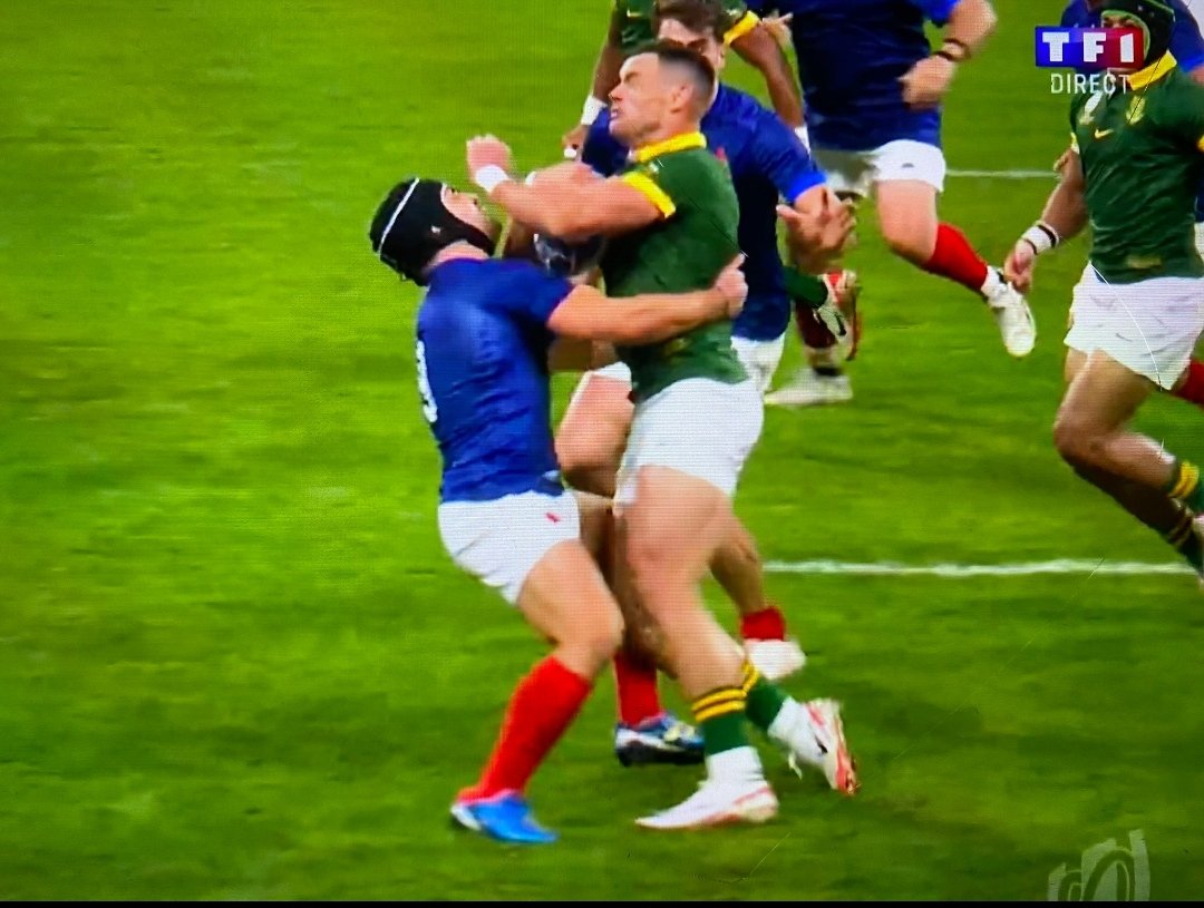 Erreur d'arbitrage:
- 6': en-avant volontaire de Etzbeth. Pas pénalité.
- 22': Kobe qui contre la transfo de Ramos en partant avant son élan.
- 34': coude de Kriel ds le visage de Dupont. Pas pénalité.
- main ds le visage de Penaud. Pas faute. Pas pénalité.
Une honte. #FRAvsRSA