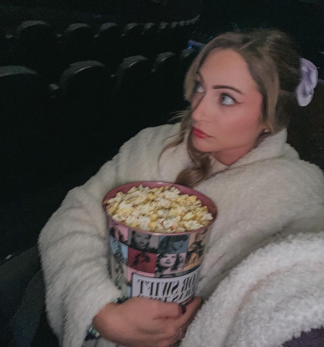 right2yourwind's tweet photo. #TSTheErasTourFilm ✨🎬🫧🫶🏻🍿 https://t.co/dVAdulbIxV