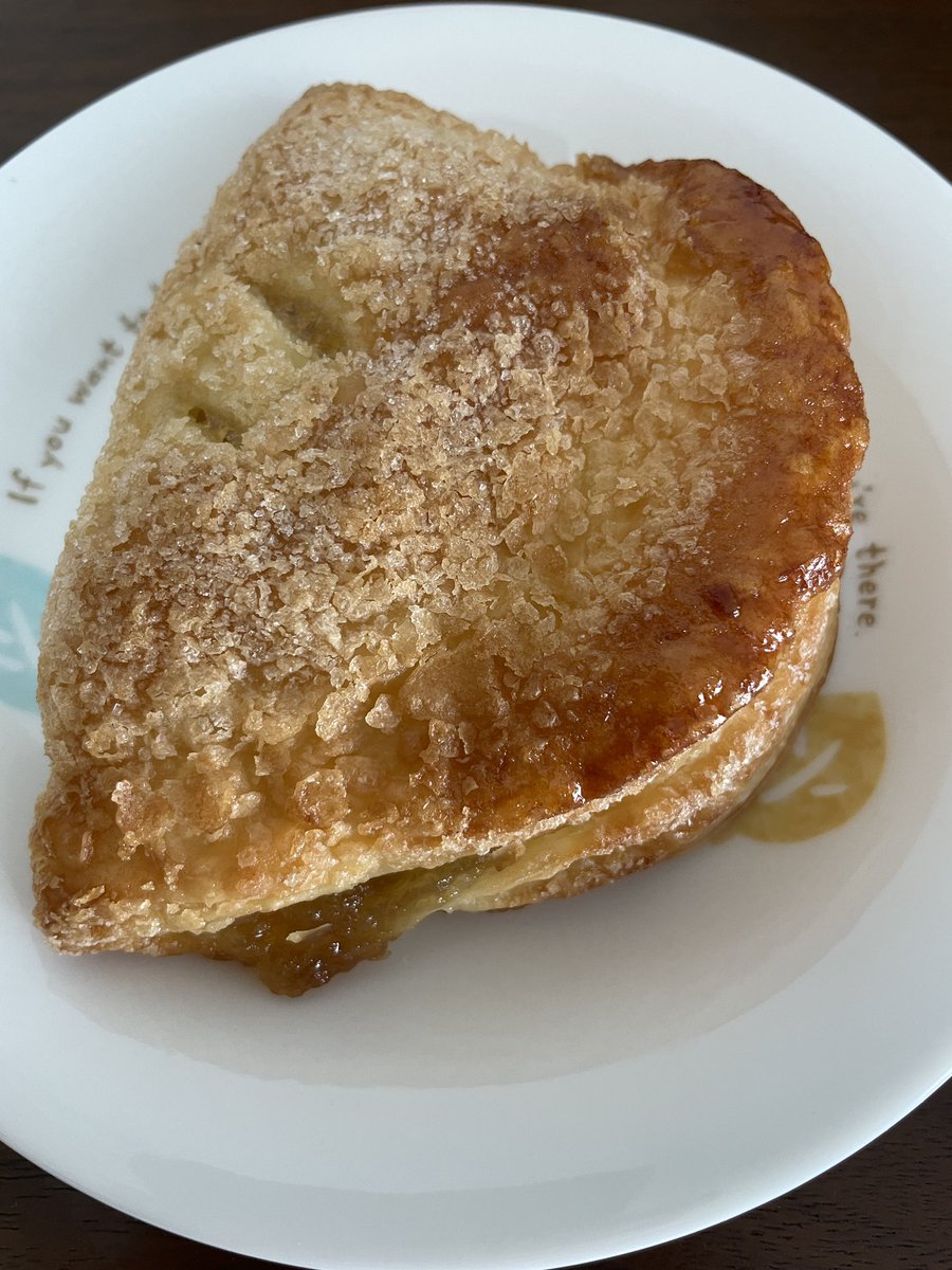 おはようございます☀

今日の朝食は、昨日の英国フェア🇬🇧で買った「アップルターンオーバー🍎」をいただきました！

#朝ごはん #朝食 #アップルターンオーバー #英国フェア2023 #英国フェア #いただきます #おうちごはん #おうちごはん𓎩𓌉𓇋 #おうちご飯 #グルメ好きな人と繋がりたい #グルメ