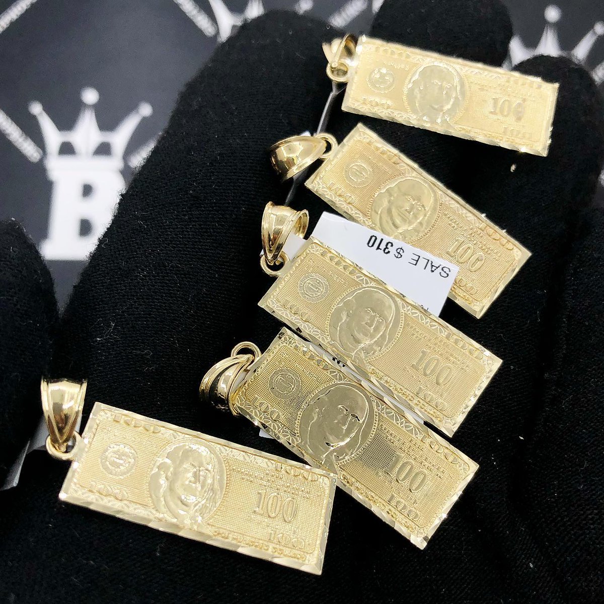 HIPHOPJEWELRYIG's tweet photo. Real Gold Pendants! https://t.co/zD28RDdAEk @hiphopbling #hiphop #rap #hiphop #hiphopbling #blingbling #swagger #jewelry #sale #blingsale #hiphopsale #style #swag #rapper #luxury #new #fashion #website #swag #lifeisgood #caseoftheday #real #realgold #realpiece https://t.co/UNDfzfDHbG