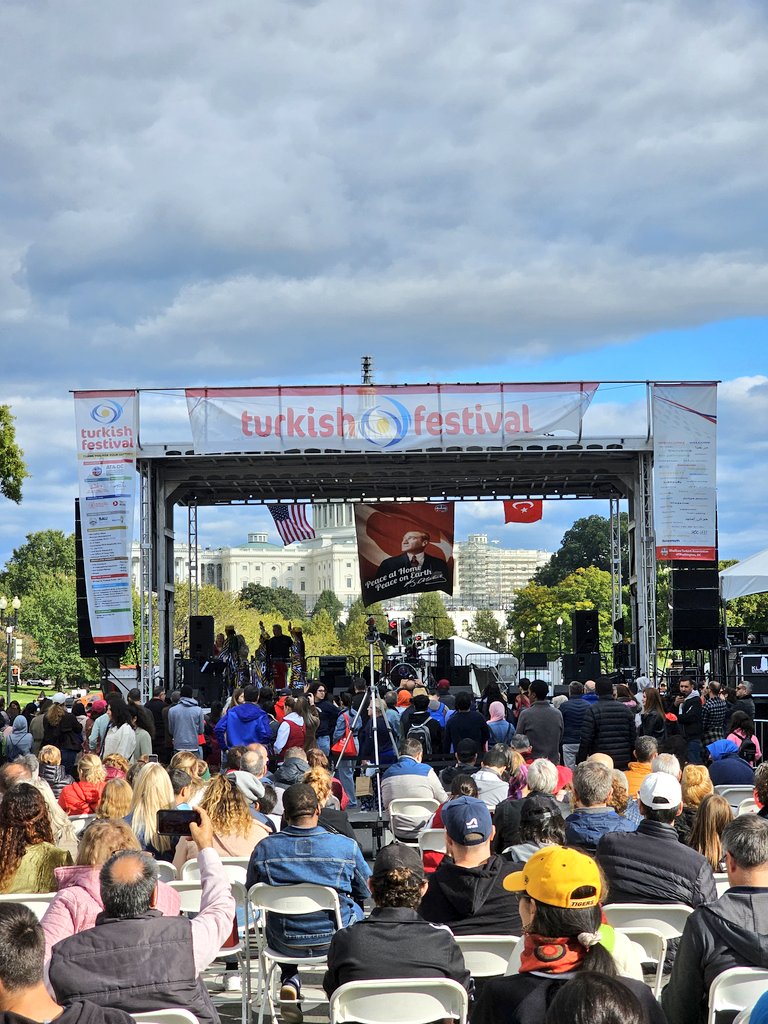 Başkent Washington’da yine Türkiye rüzgârı esti 🇹🇷

Bu sene 21'incisi düzenlenen Washington Türk Festivalini bu sene 20 binden fazla kişi ziyaret etti

Türk kültürünün ve mutfağının tanıtıldığı festivalde, sahne alan folklor ekibi büyük ilgi gördü