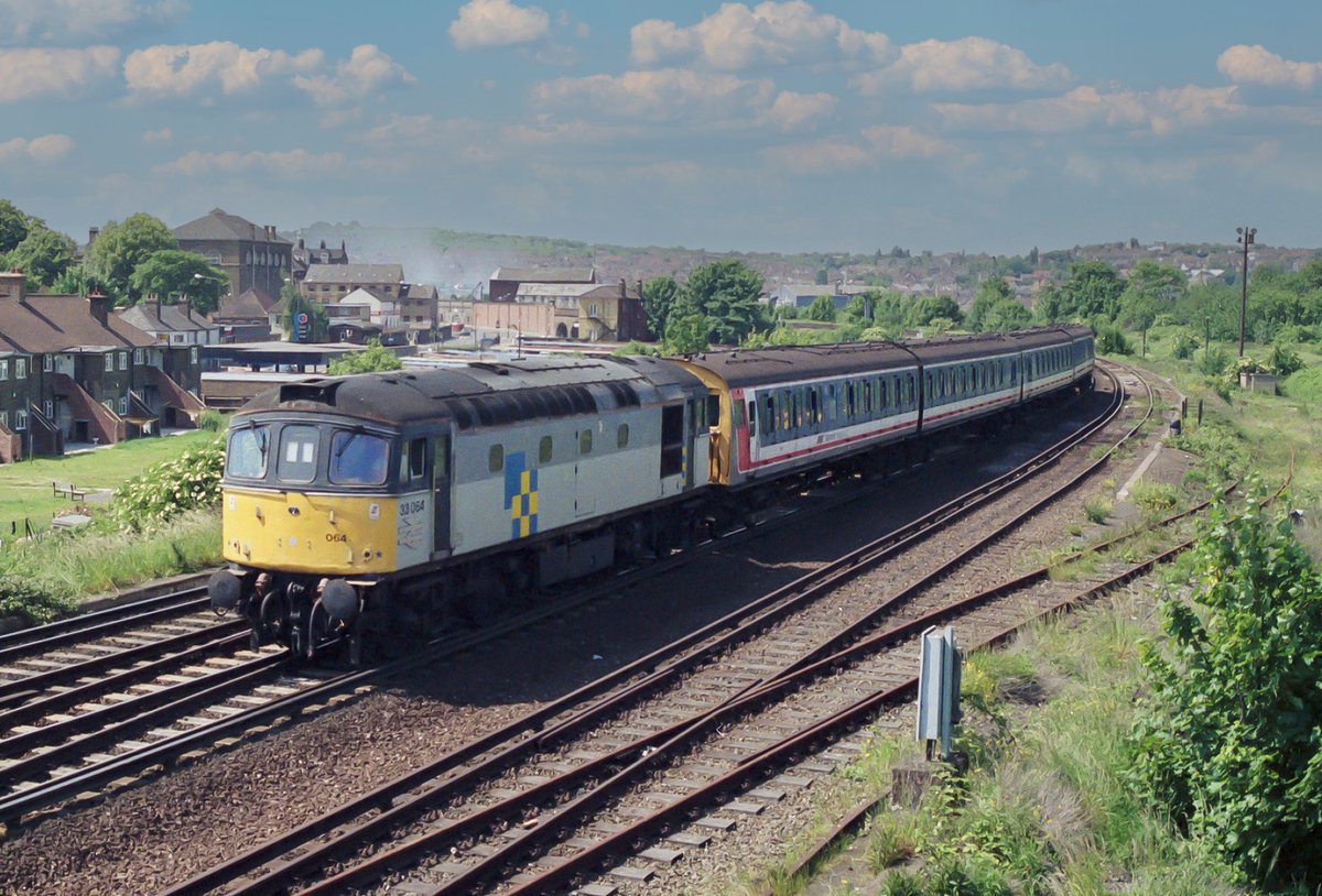beeranddiesels's tweet image. Railfreight Construction Class 33 33064 passing through Rochester in 1991 with a Class 413 4-CAP bound for Gillingham. #Class33 #4CAP #Rochester