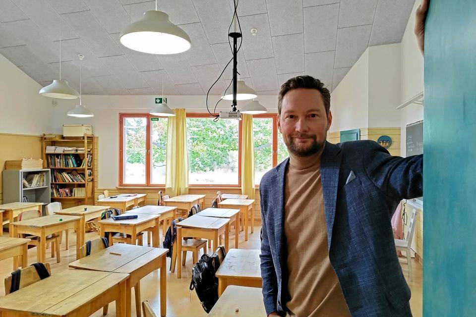 VantaanSanomat's tweet photo. VS-ilmiö | Rehtori: Lukutaidon romahtamisen taustalla ovat vanhemmat ja jopa sisustustrendi – "Lapsen voi pakottaa tai lahjoa lukemaan" https://t.co/DKvv3hzc1H https://t.co/93gcy9FwYc