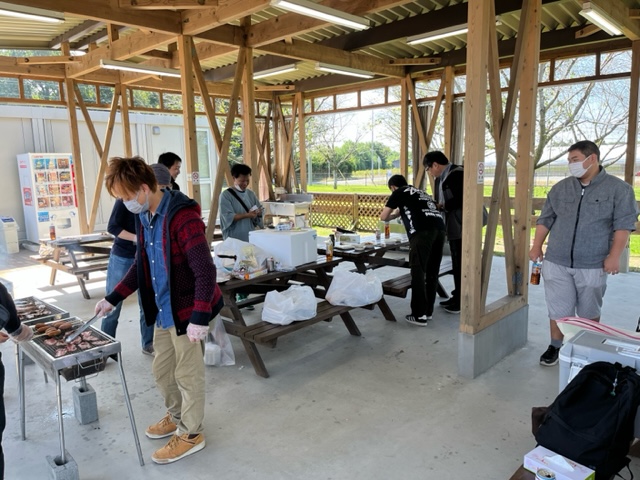 itec__official's tweet photo. ＼#南関東 支店ニュース📰／
先日、#アイ・テック 支店内の有志で #BBQ を開催しました🍖
支店長からこの春入社した若手まで幅広い世代が参加して、みんなでワイワイ楽しみました☺️
仕事の時とはまた違ったコミュニケーションの時間���、より一層支店内の結束が強まりました🤝
お肉美味しそう・・・🤤 https://t.co/5NmvcapFD5