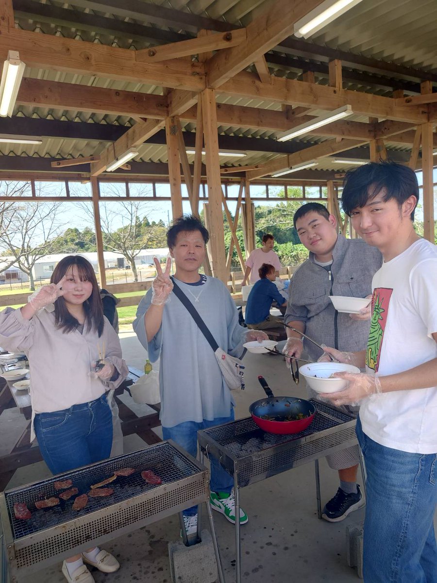 itec__official's tweet photo. ＼#南関東 支店ニュース📰／
先日、#アイ・テック 支店内の有志で #BBQ を開催しました🍖
支店長からこの春入社した若手まで幅広い世代が参加して、みんなでワイワイ楽しみました☺️
仕事の時とはまた違ったコミュニケーションの時間���、より一層支店内の結束が強まりました🤝
お肉美味しそう・・・🤤 https://t.co/5NmvcapFD5
