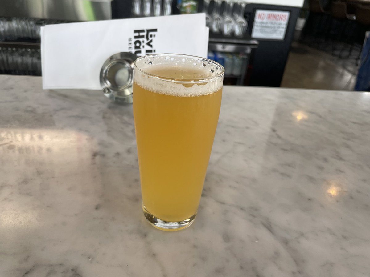 work_hikari's tweet photo. 英語をもっと話せるようになりたかったらカウンターで1人で飲んでるといいよ、と知り合いに言われ実践したらすぐ隣の人に話しかけられた上に２杯目🍻をご馳走してもらえました🙌 きっと自然と会話する機会が増えて上達するってことなんですね。 酔っ払ったため、帰りは近所の公園を散歩して帰りました https://t.co/1fNNDNaxx2