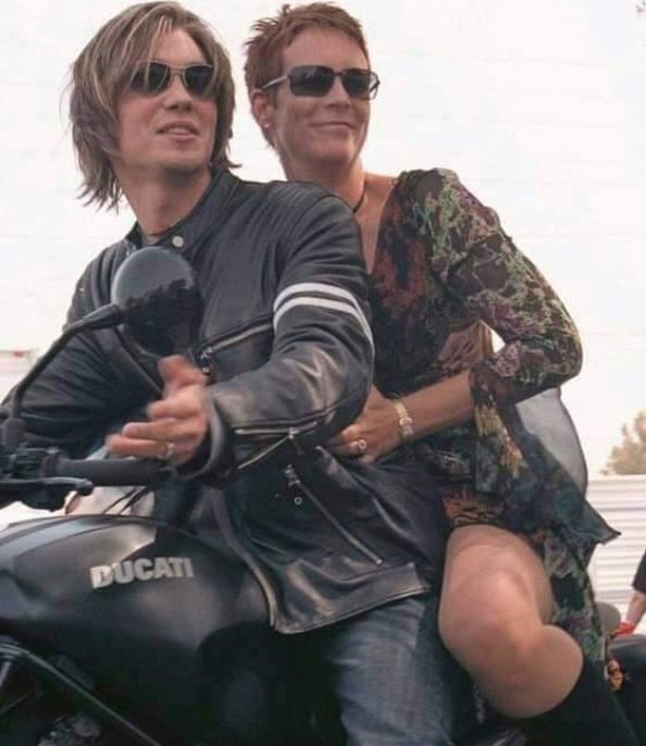 Hoy después de no sé cuánto vuelvo a salir en el pueblo, me siento con las vibes de estos dos