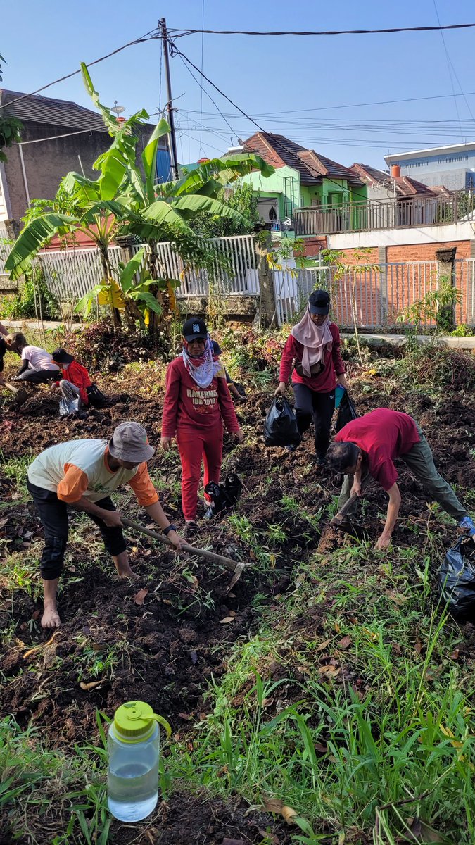 Selamat pagi teman-teman..
Untuk meneduhkan suasana panas, saya ijin sharing kegiatan "Ngariung bareng penggiat <a href="/IDberkebun/">Indonesia Berkebun</a> di Villa New Rajawali Cilengkrang Bandung tgl 13-15 Oktober 2023

Dengan keseruan diantara keseriusan sharing session dan diskusi.