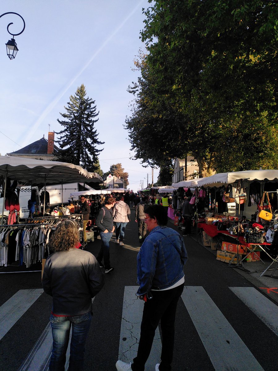 LouisMerle79's tweet photo. Merci aux mbres du FSE de Louis Merle (+ d'une 30's d'adultes et d'enfants) mobilisés ce dimanche pour la Braderie de la Pomme afin de récolter des fonds (700€) pour l'organisation de nos projets. #climatscolaire #collectif cc @DSDEN79  @DeuxSevres  @ParthenayGatine https://t.co/lvepwaID3W